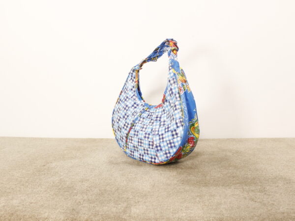 Sac à main bleu recyclé en toile cirée